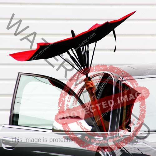 雨に濡れずに車に乗ることができるマイカーに常備しておきたい便利な傘生活用品 2